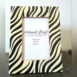 ❤️NWOT Black and White Zebra Striped Wooden picture frame